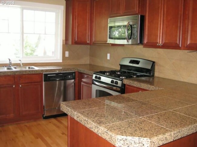 Foto del edificio - Charming 3 Bedroom 2.5 Bath Townhouse in the St. Johns Area! Garage and Washer & Dryer Provided
