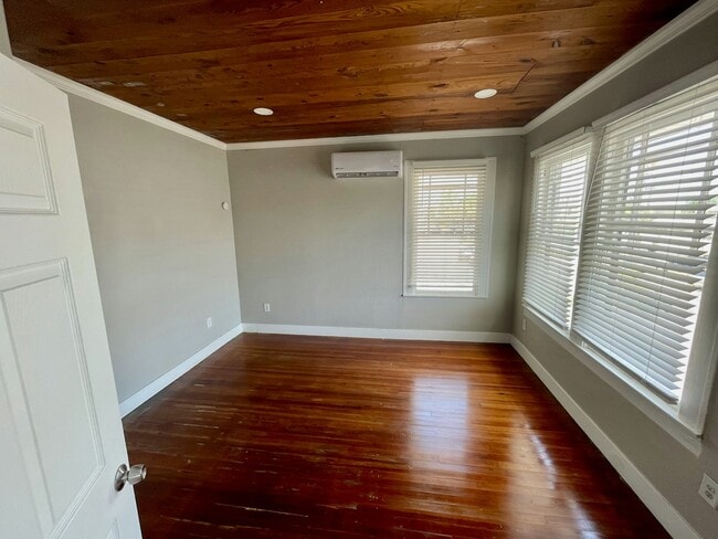 Photo - 2115 Broadway Avenue J Apartment