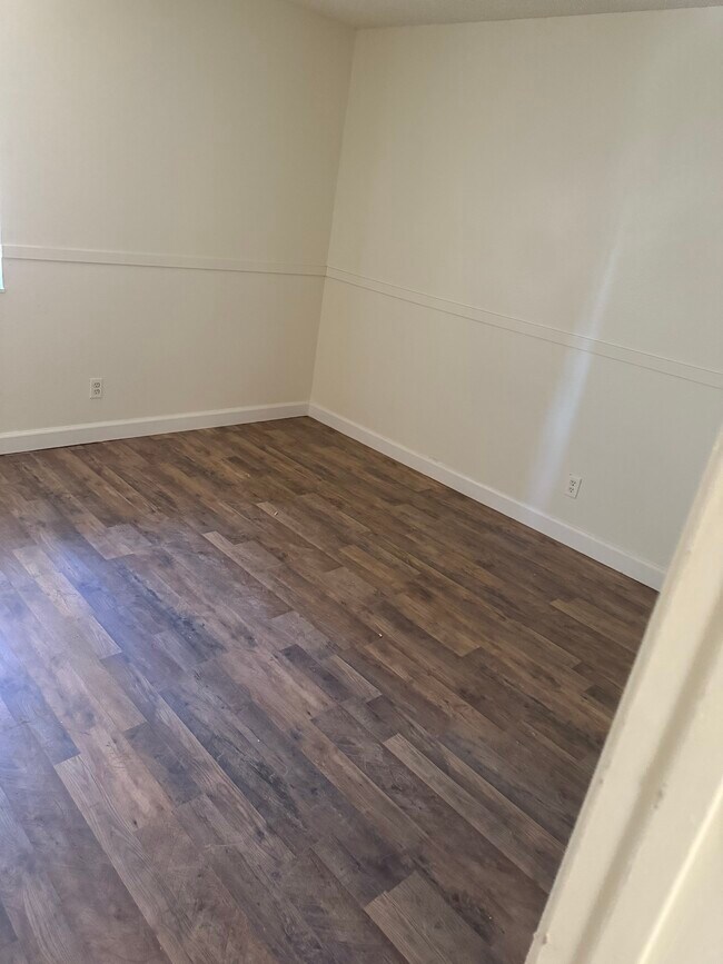 Building Photo - 1405 Vegas Valley Dr