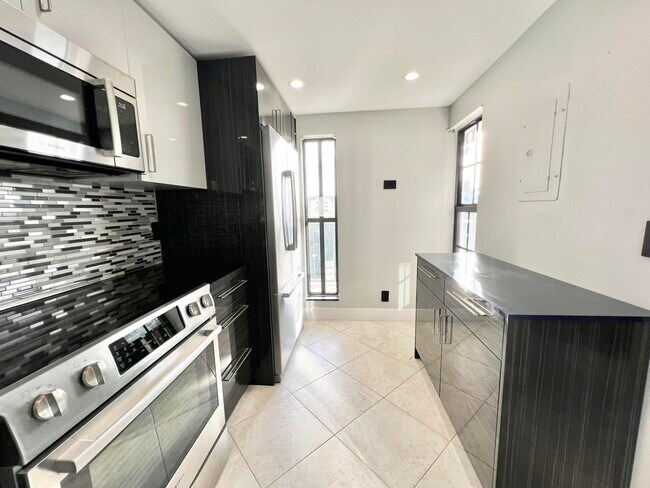 Building Photo - 17 Royal Palm Way