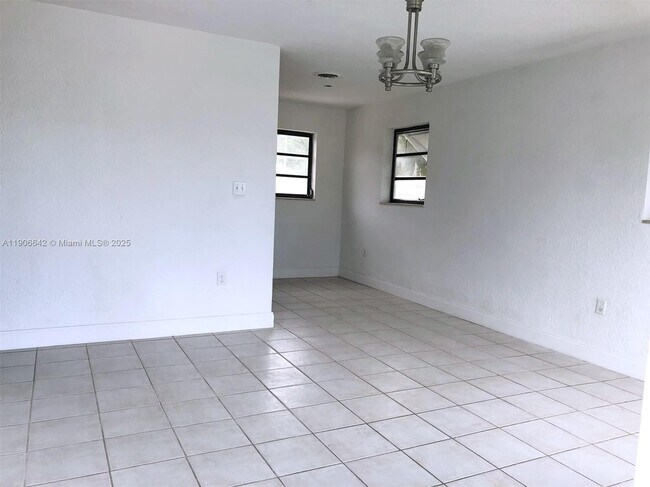 Foto del edificio - 1520 N 71st Terrace