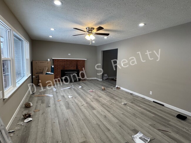 Building Photo - Large 4 bedroom - Completely Remodeled