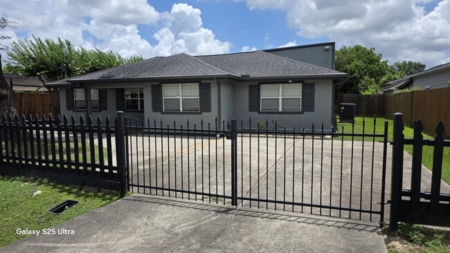 Building Photo - 2098 Harland Dr
