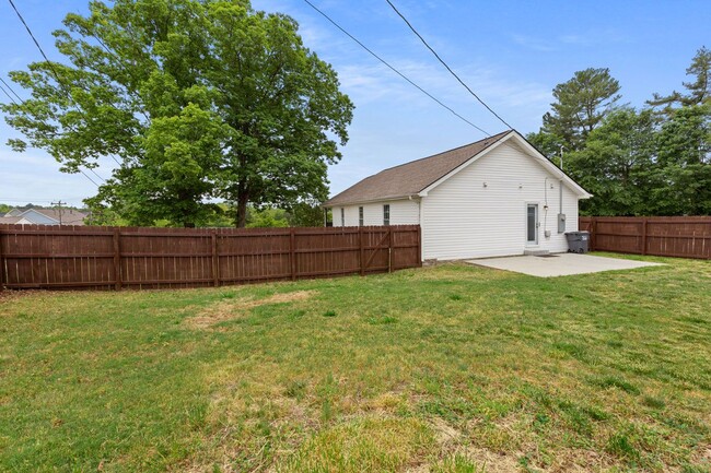Patio interior - 615 Old Rutherford Rd