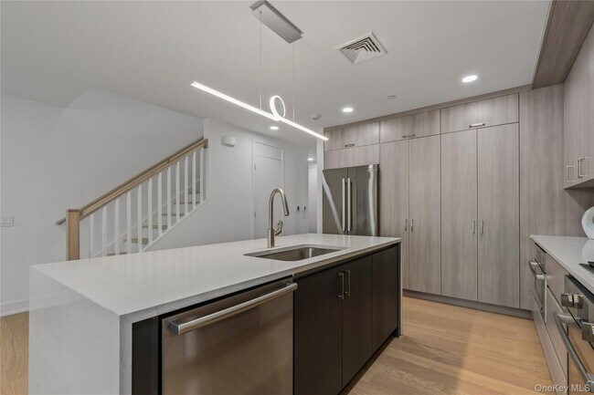 Building Photo - 33 Calvert St