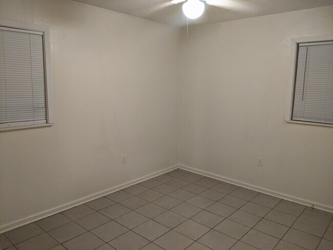 Building Photo - 733 Demaret Dr