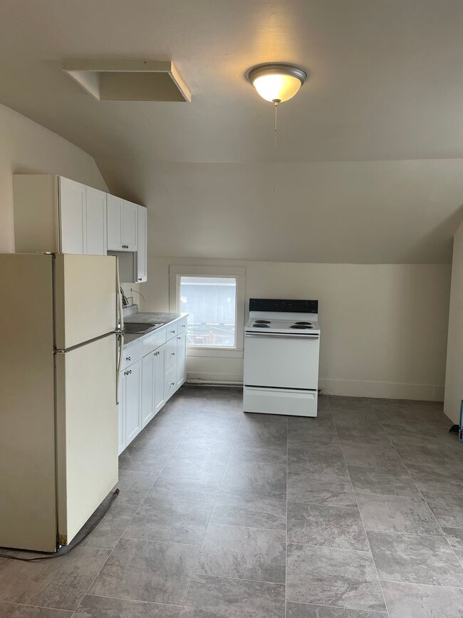 Building Photo - 2 Bedroom 1 Bath Upper Level Unit in Marys...