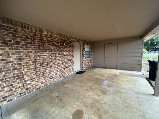 Building Photo - Adorable 2-Bedroom Duplex Just Minutes from Downtown New Braunfels!