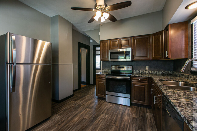 Granite countertops + stainless steel appliances - 586 Loras Blvd