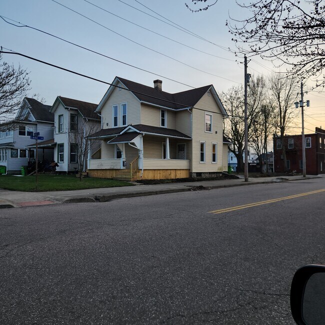 Building Photo - 212 1st St NW
