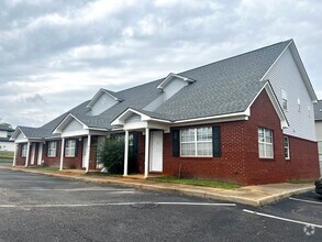 Building Photo - 608 Elm St