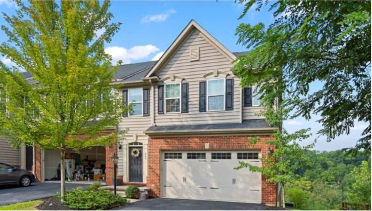 Beautiful 4 bedroom end unit - 239 Noble Woods Dr