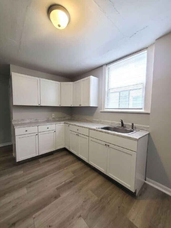 Building Photo - 3 BEDROOM SINGLE FAMILY HOME-SEC8 TENANTS ...