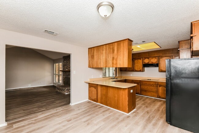 Building Photo - 3621 Willowbrook Dr