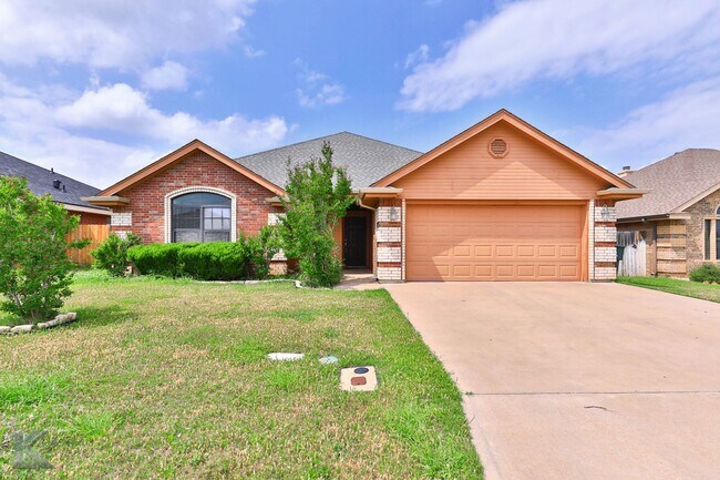 Foto del edificio - 4 bed 2 bath; newer carpet!