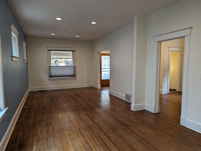 Building Photo - 1516 Cook St