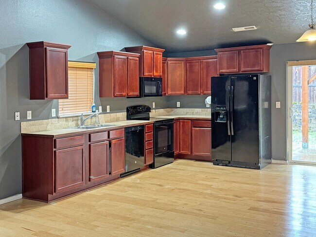 Building Photo - Darling North Albany Single Level Home