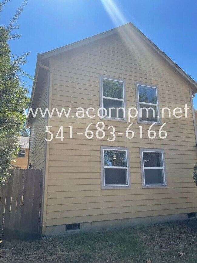 Building Photo - Wonderful 2BD/1.5BA Townhouse/Duplex W/ Ga...