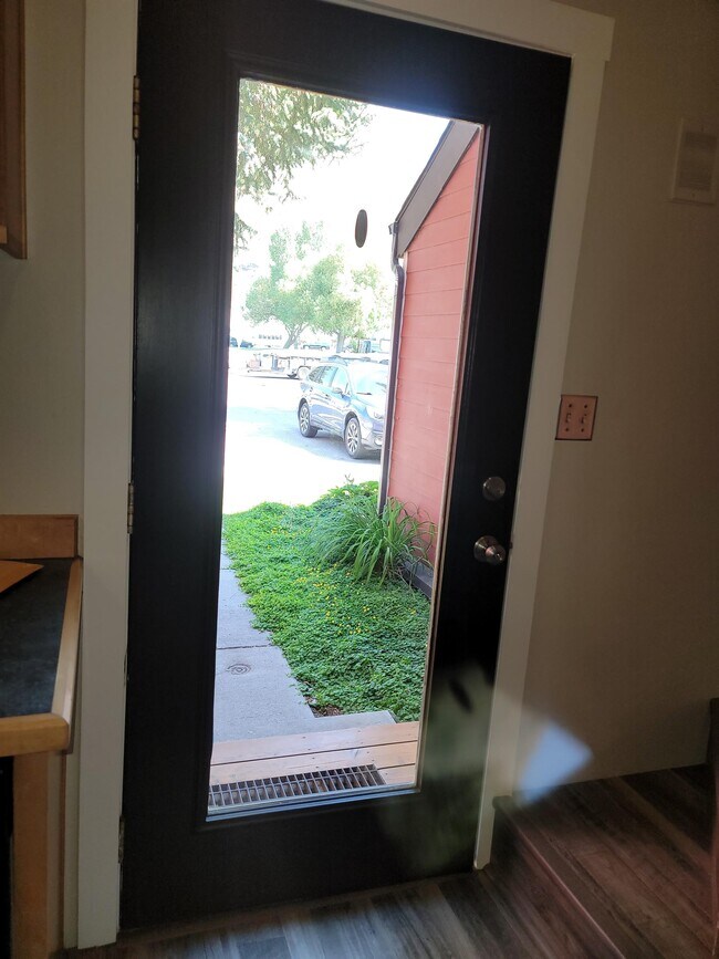 Foto del edificio - 1040 Smith Ln