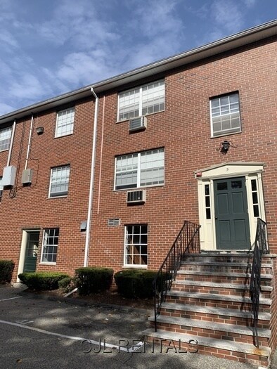 Primary Photo - 5 Viking Ct