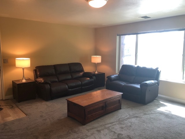 Huge Living Room with Leather - 782 800 E