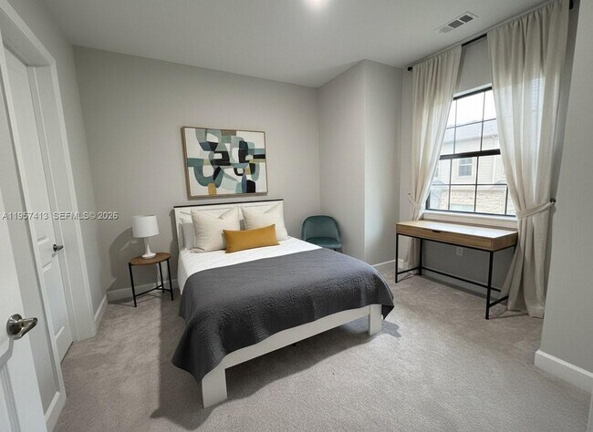 Foto del edificio - 15323 Lucerna St