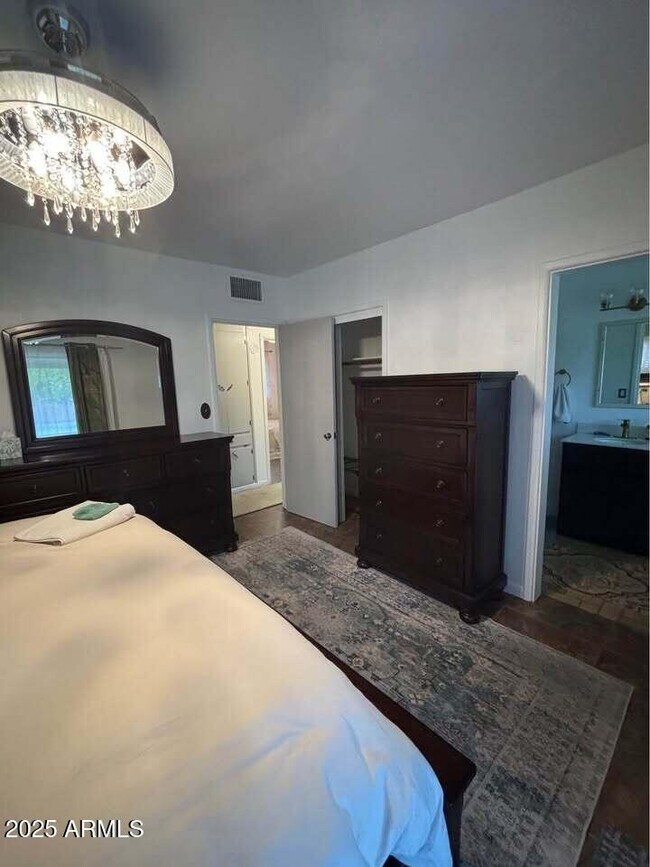 Foto del edificio - 4105 E Lewis Ave