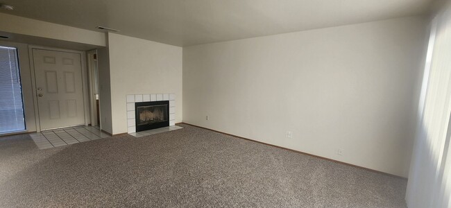 Building Photo - 3 Bedroom 2.5 Bathroom Townhome Across fro...