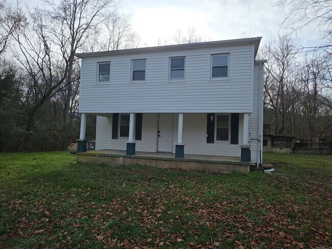 Foto del edificio - Remodeled 5-Bedroom Farmhouse with Modern Updates and Peaceful Country Setting in Sparta