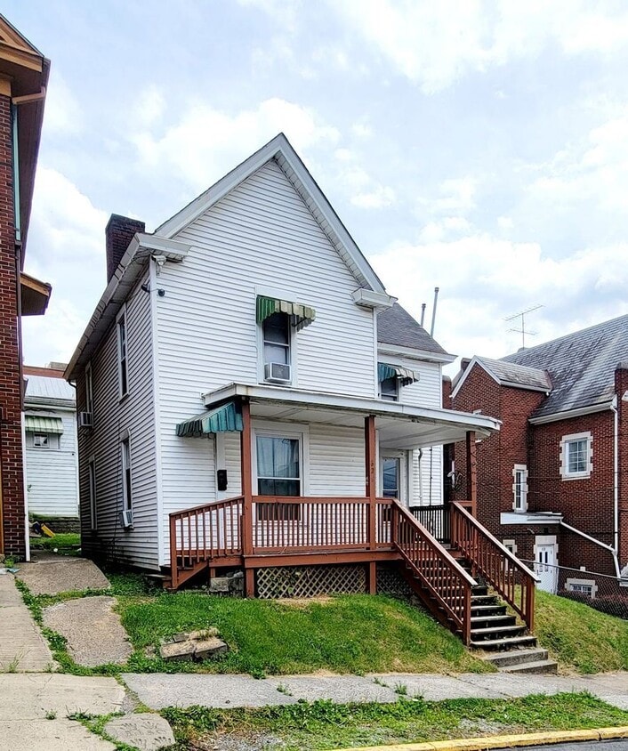 5 br, 2 bath House 628 Spruce Street House Rental in WV