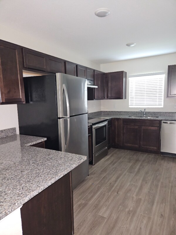 Foto del edificio - 64 Walnut Rd