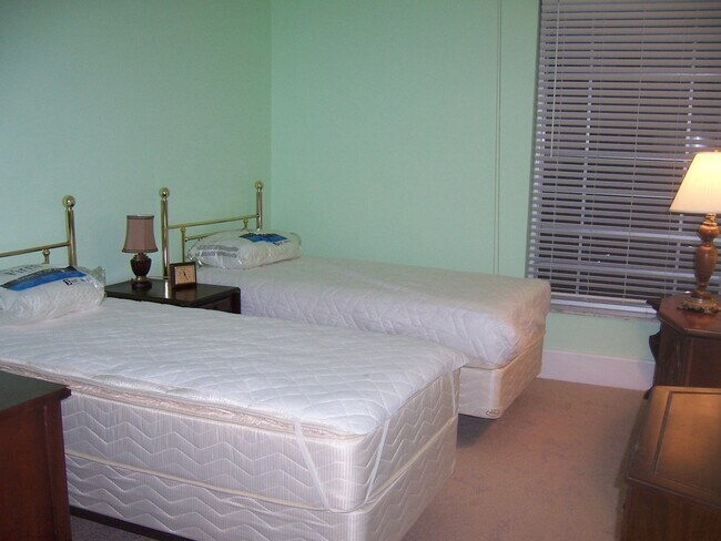 Building Photo - 2/1 in gated community, available now!