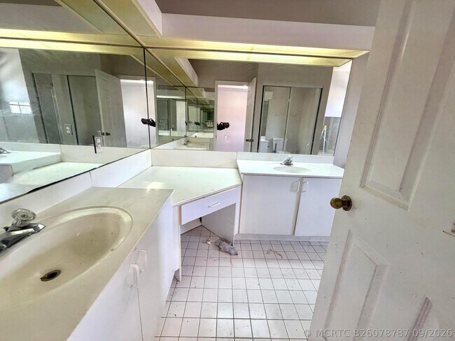 Foto del edificio - 9678 Royal Palm Blvd