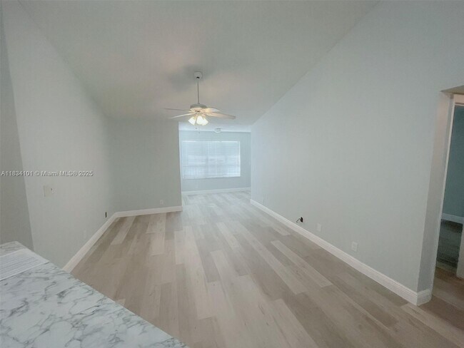 Foto del edificio - 3310 Pinewalk Dr N