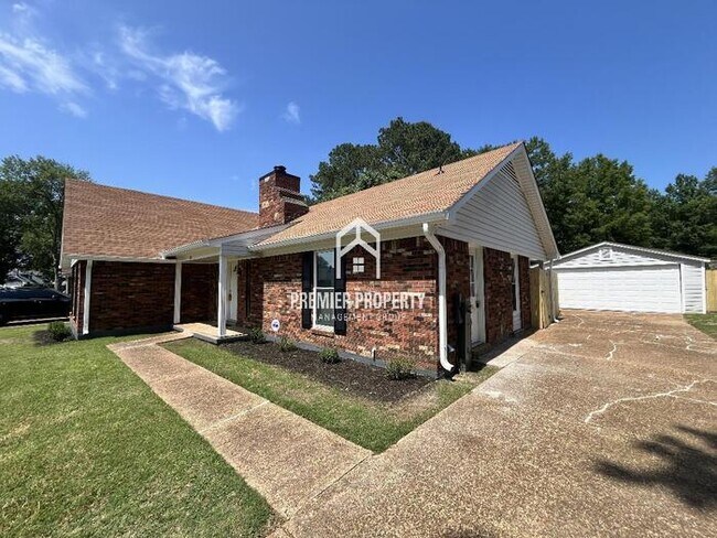 Building Photo - 3910 Robin Hill Dr