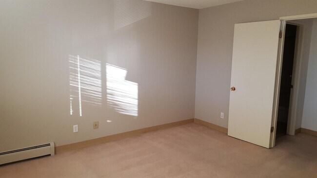 Building Photo - 1 Bed 1 Bath Unit in Calgary, AB