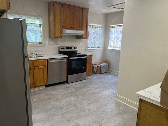 Building Photo - $1,900 Clinton & Maroa Ave Main House, 3 B...