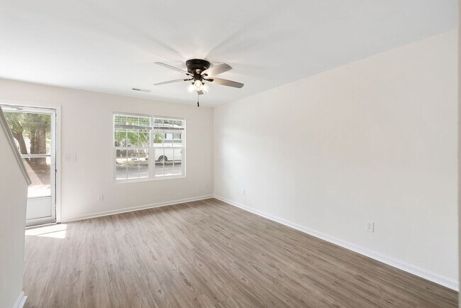Foto del edificio - Available now. Water included. RENOVATED 2 BR/1.5 BA Townhouse in the Heart of James Island!