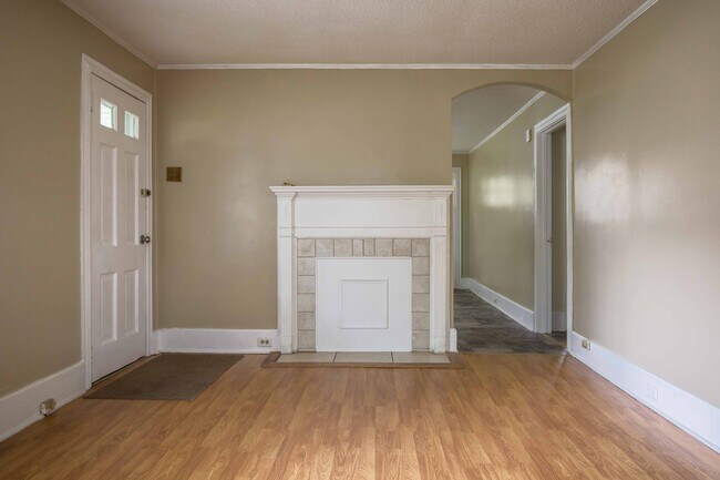 Building Photo - 2 Bedroom 1 Bathroom Home Conveniently Loc...