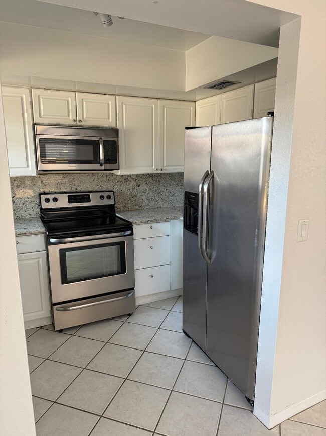 Building Photo - 6959 Aberfeldy Ave N