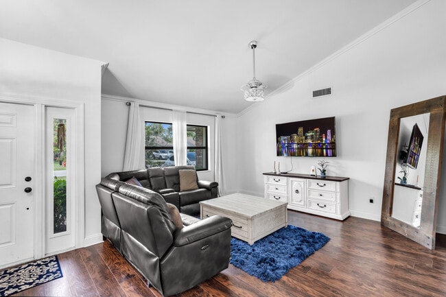 Foto del edificio - 1532 Primrose Ln