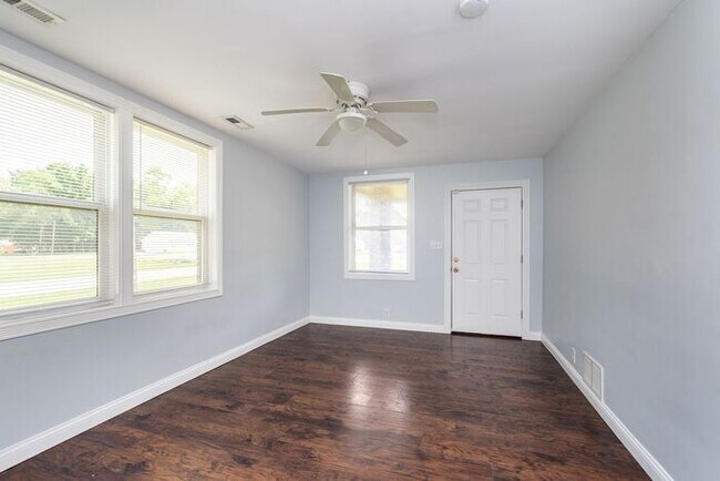 Building Photo - Remodeled 3 Bedroom 2 Full Bath Brick Ranc...