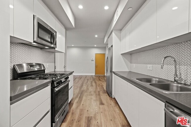 Building Photo - 838 N Hudson Ave