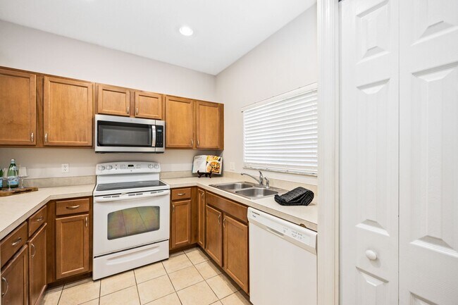 Foto del edificio - Beautiful Lake View 2bed/ 2.5 bath PLUS DE...