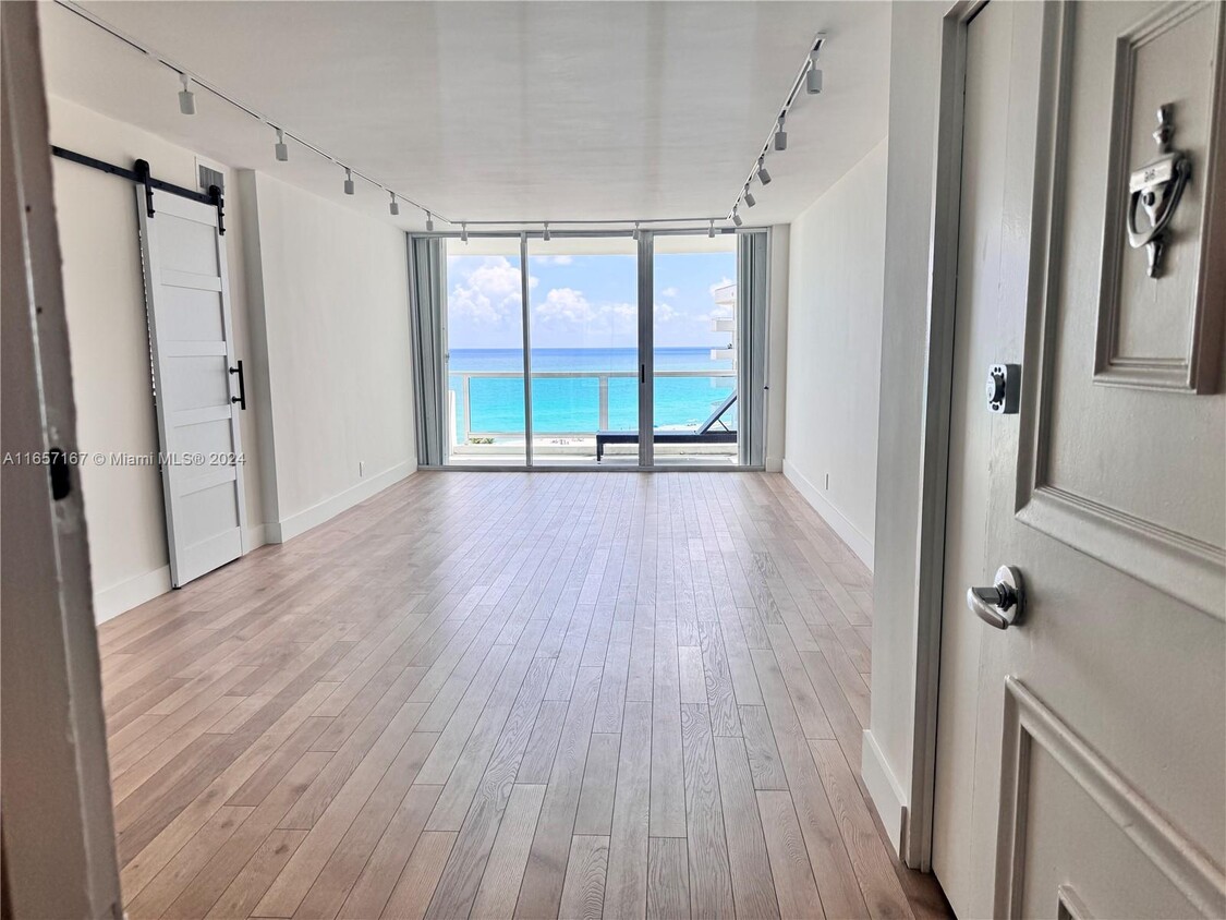 Foto principal - 5161 Collins Ave