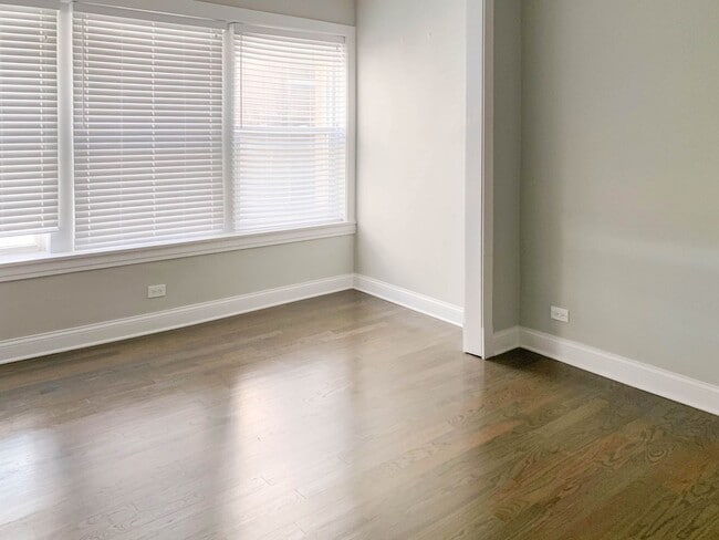Foto del edificio - 5045 N Damen Ave