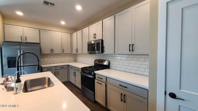 Building Photo - 40335 Bravo Dr