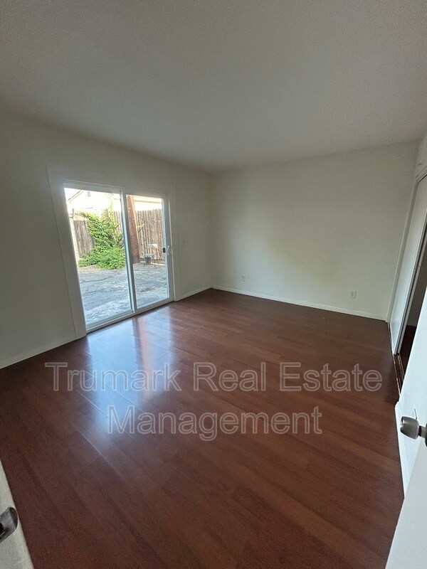 Foto del edificio - 5651 Cartwright Ave