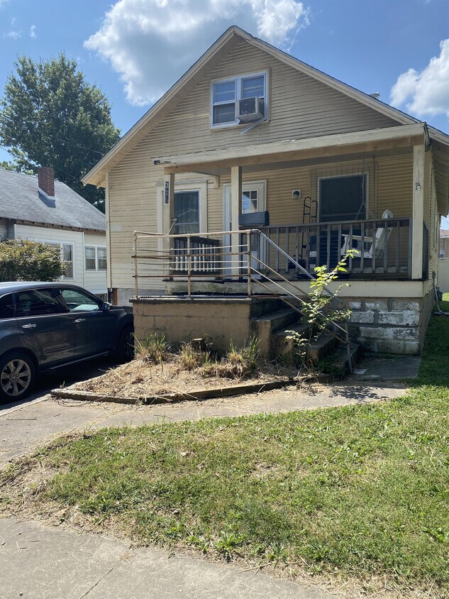 Primary Photo - 313 E College St
