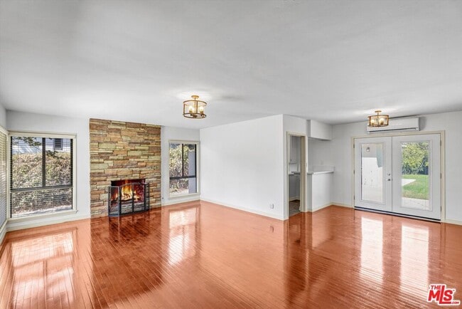 Building Photo - 520 N Beachwood Dr